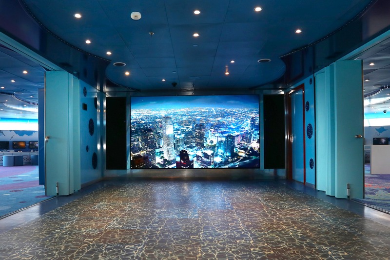 Nieuwe LED-muur in Camp Ocean op de Carnival Valor