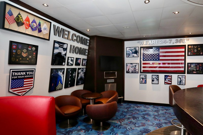 Nieuwe Heroes Tribute Bar & Lounge aan boord van de Carnival Valor