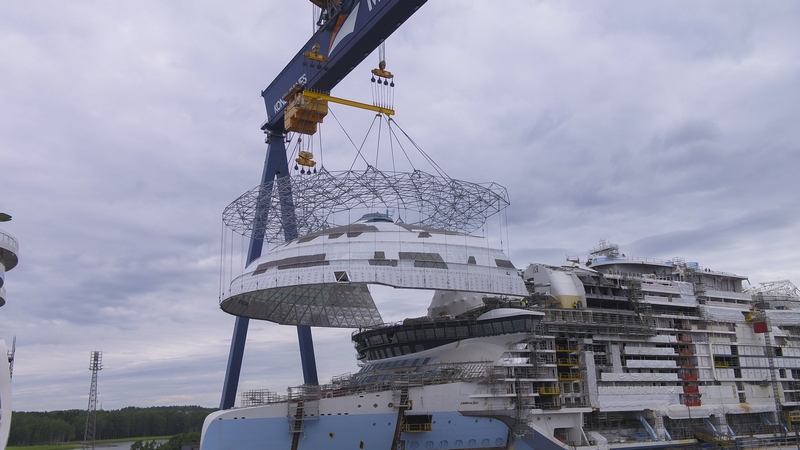 Installatie van de AquaDome op de Legend of the Seas
