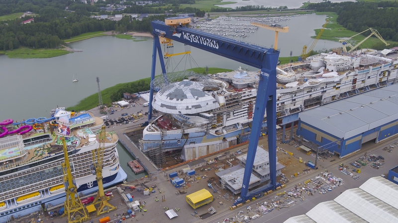 Zijaanzicht van de AquaDome-constructie op de werf in Finland