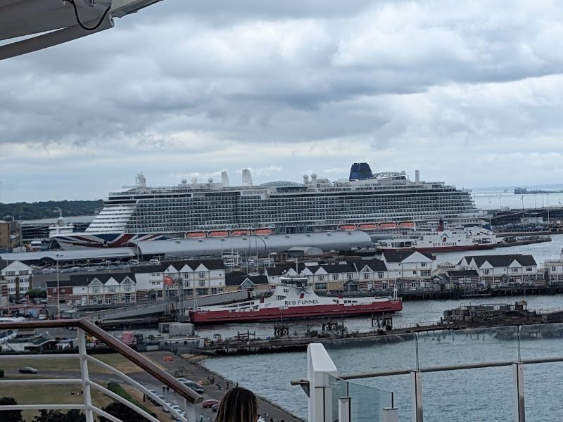 Cruiseschip van P&O Cruises bij de terminal