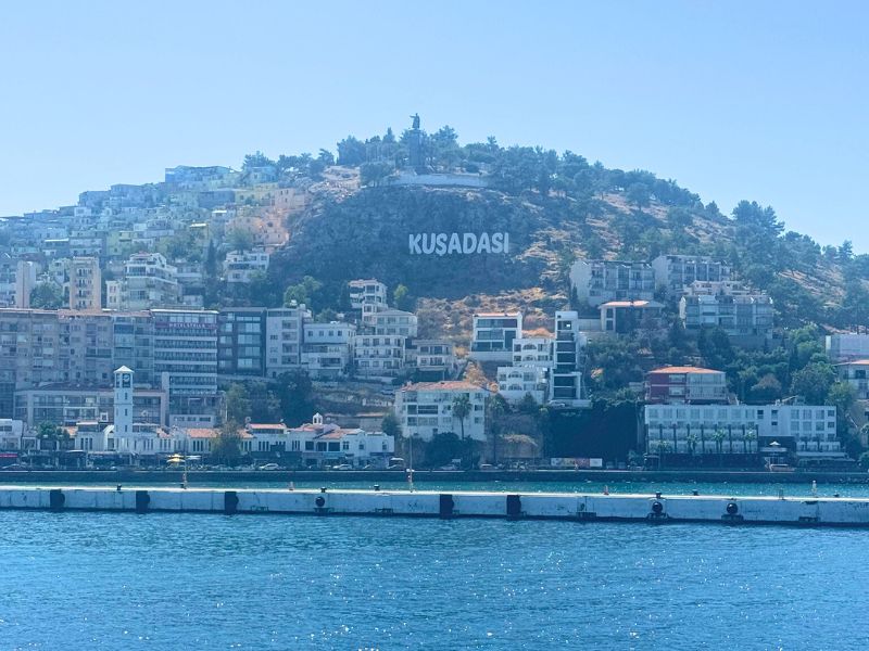 Cruiseschip aangemeerd in Kusadasi, Turkije