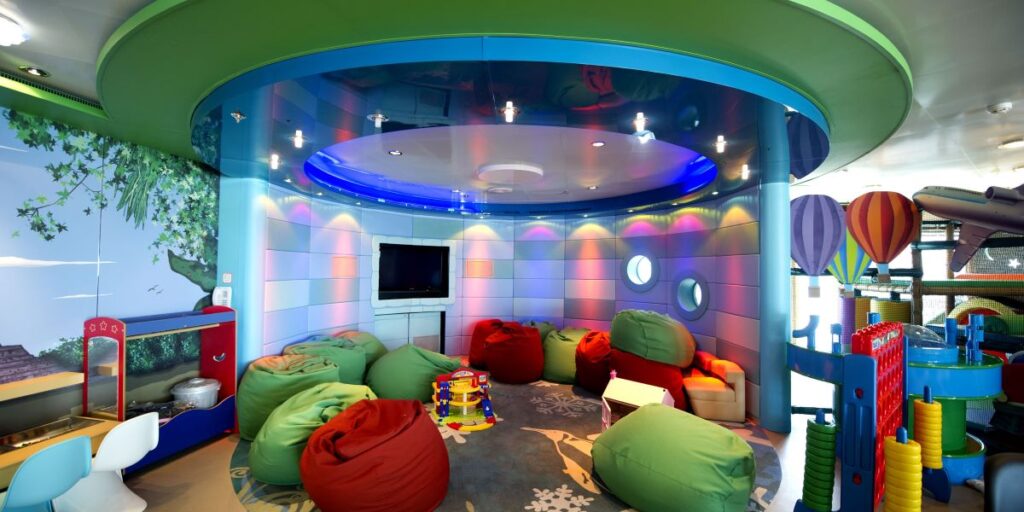 Speelruimte van kinderclub The Reef op zee
