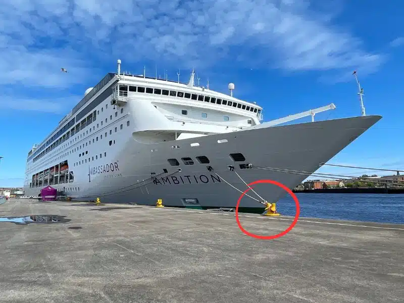 Cruiseschip vastgemaakt aan meerdere bolderen op de kade