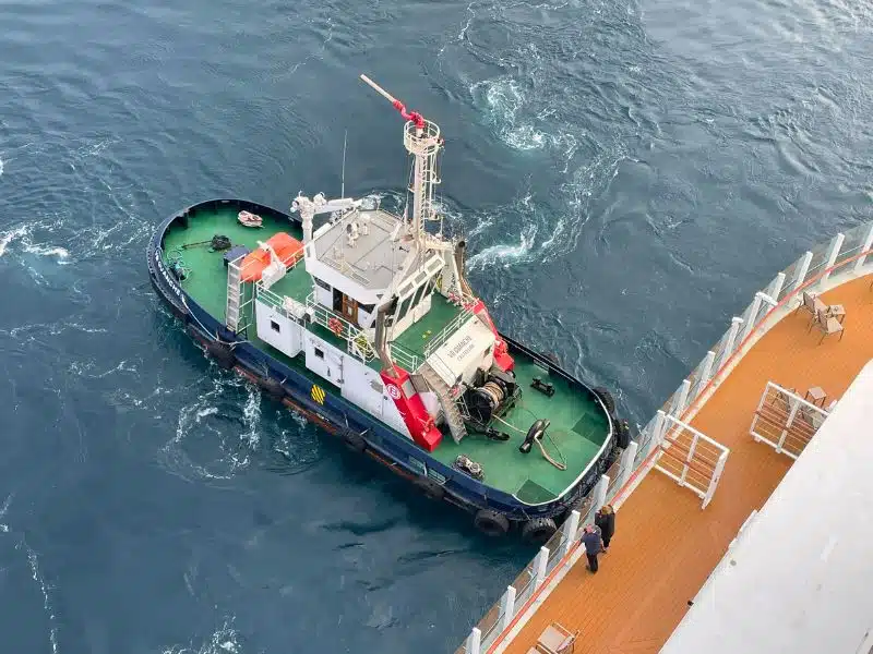 Sleepboot helpt cruiseschip aan de kade te blijven bij harde wind