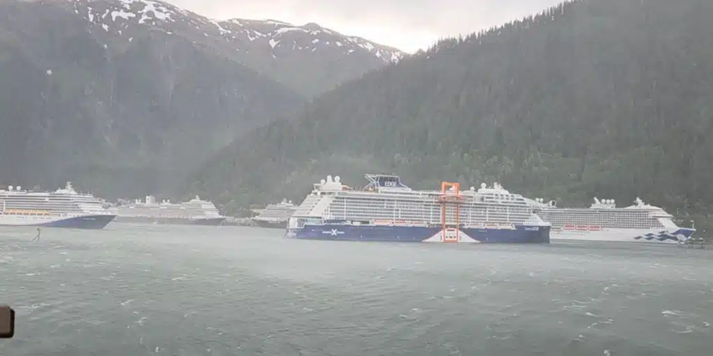 De Celebrity Edge kort nadat het losraakte van de kade in Juneau, Alaska