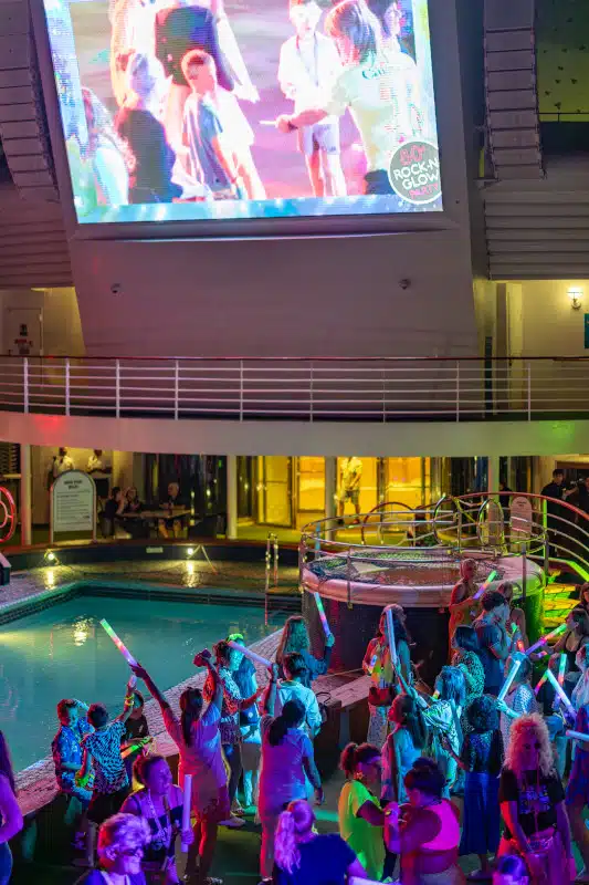 Feestavond met neonverlichting aan boord van Carnival Encounter