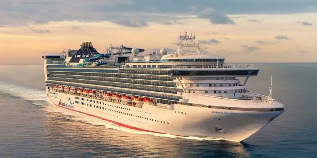 Carnival Encounter tijdens cruise bij zonsondergang