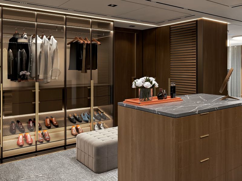 Inloopkast van de Skyview Regent Suite met veel opbergruimte en elegante afwerking