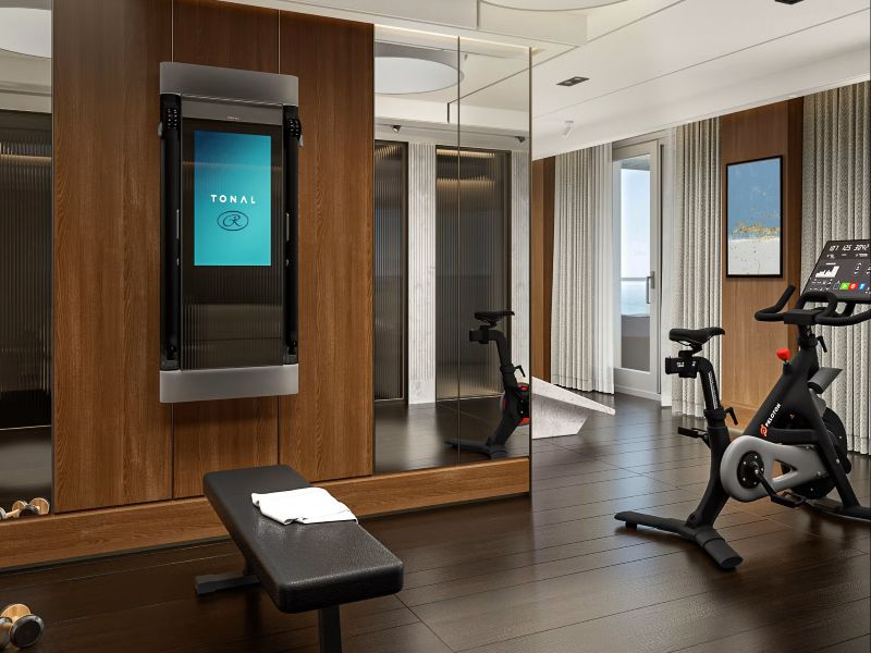 Privé-gym in de Skyview Regent Suite met moderne apparatuur