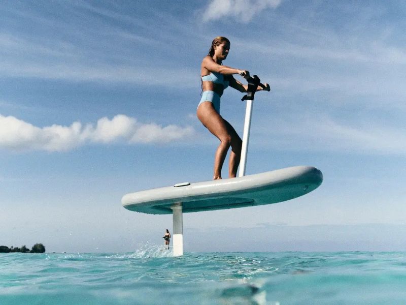 Gasten kunnen met een flitescooter moeiteloos over het water zweven.