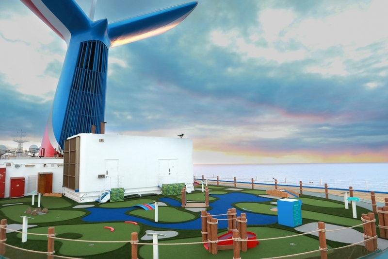 Nieuw aangelegd minigolfbaan aan boord van de Carnival Liberty