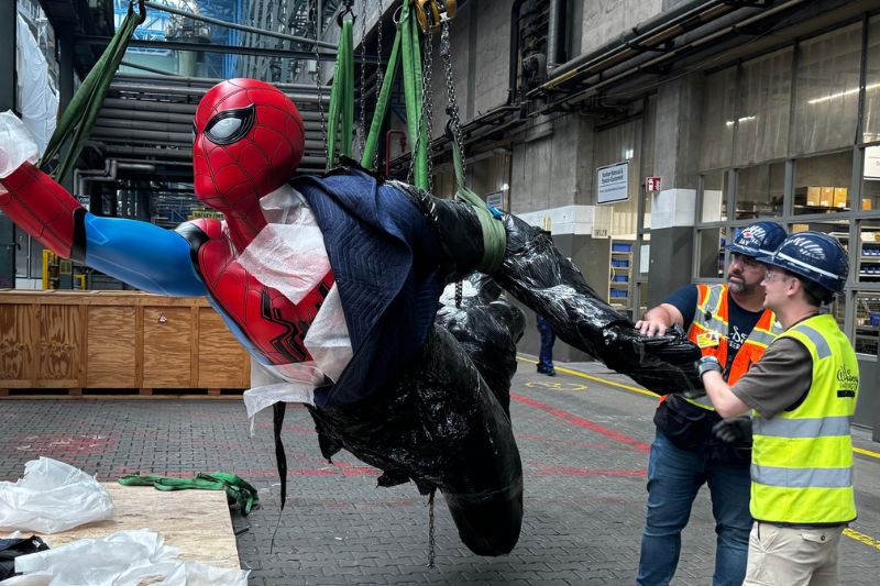 Beeld van Spider-Man op het achterschip van de Disney Destiny