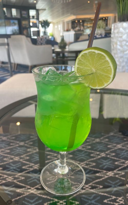 Cocktail aan boord van een cruiseschip