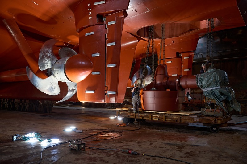 Technici aan het werk bij de schroefinstallatie van de Finnmarken