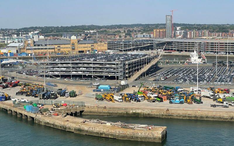 Parkeerterrein bij de haven van Southampton