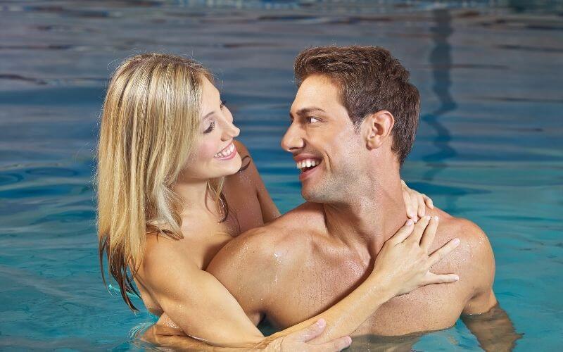 Naturistenpaar op een cruise