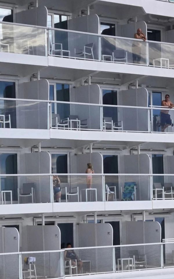 Kind gevaarlijk dicht bij de balkonrand op een cruiseschip