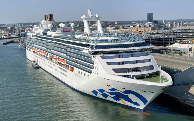 Island Princess van Princess Cruises, waar in juli een kleine brand plaatsvond