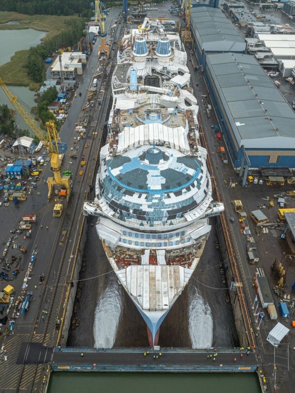 Legend of the Seas wordt te water gelaten in Finland