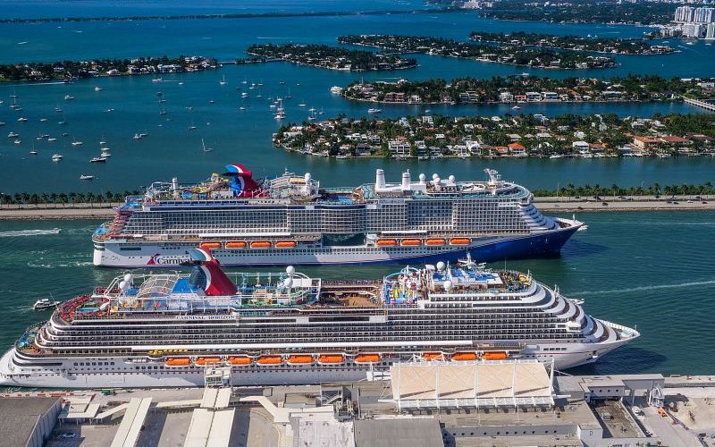 Carnival cruiseschip aangemeerd in Miami