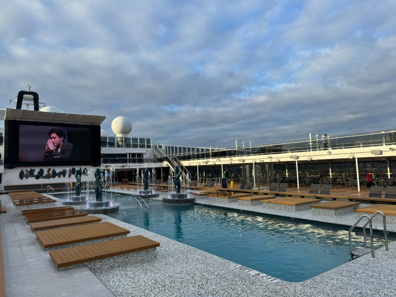 Zwembad aan boord van MSC Euribia