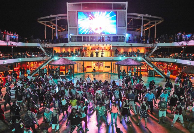 Feest op het dek van de Carnival Vista