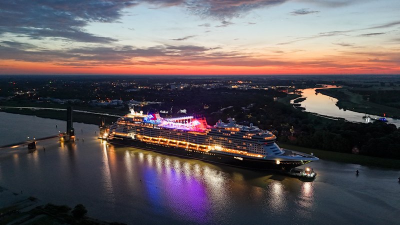 Disney Destiny tijdens de doorvaart over de Eems