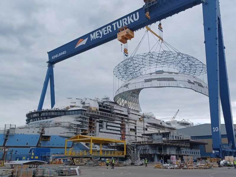Scheepskoepel van de Legend of the Seas in aanbouw bij de scheepswerf