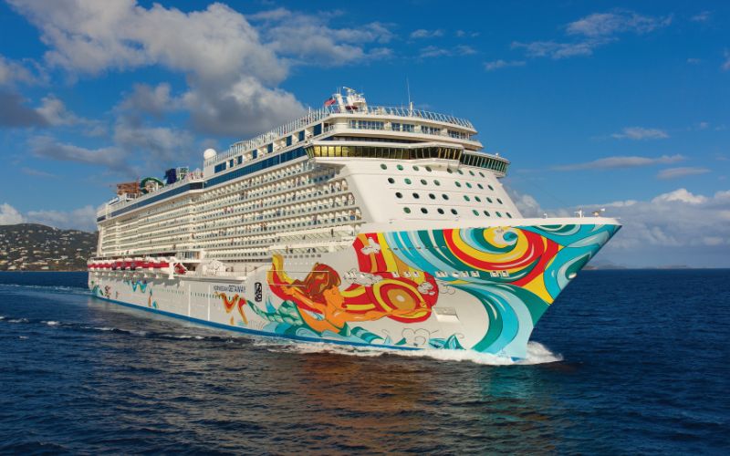 Het cruiseschip Norwegian Getaway tijdens een havenbezoek