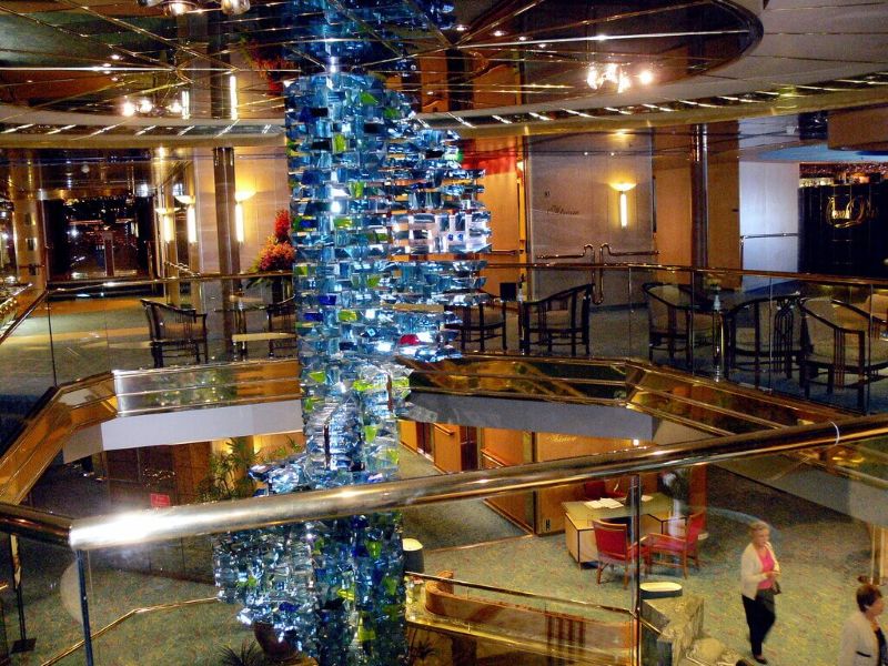 Impressie van het atrium van het aangekondigde cruiseschip