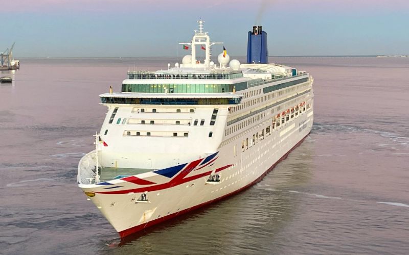 Het cruiseschip Arcadia van P&O Cruises op zee