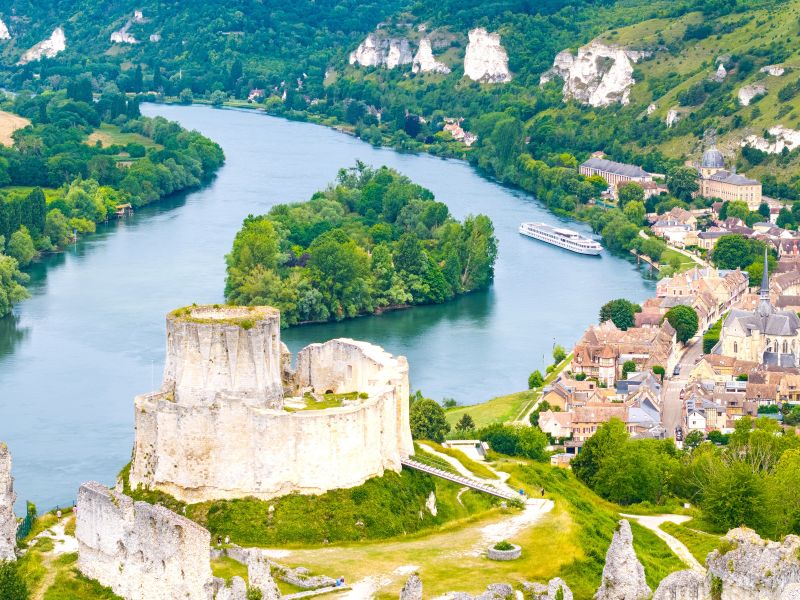 Een raderboot van CroisiEurope vaart over de Seine in Frankrijk