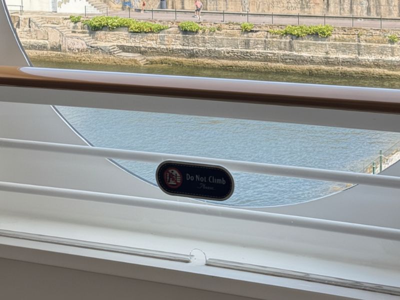 Waarschuwingsbord bij de railing met de tekst 'Do not climb'.