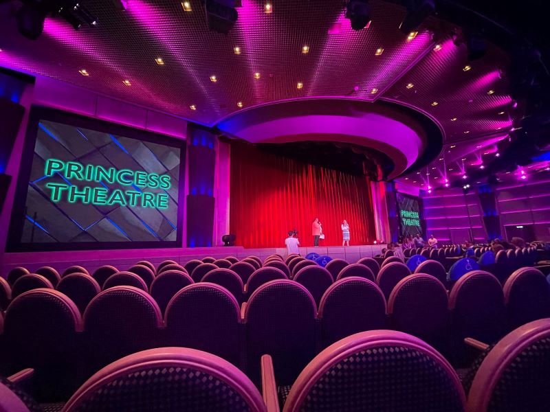 Theaterstoelen op een Princess Cruises-schip