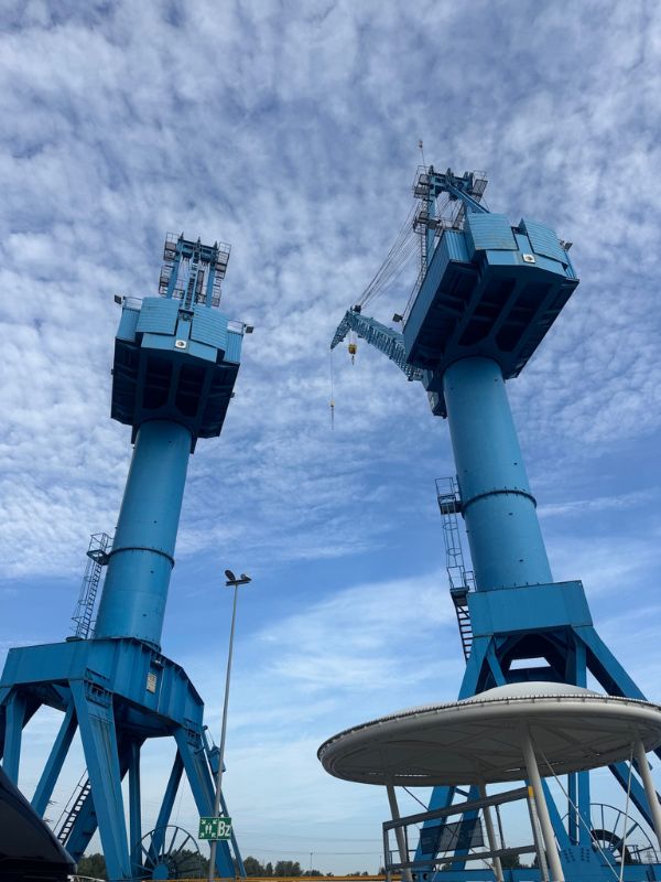 Kraaninstallaties bij scheepswerf