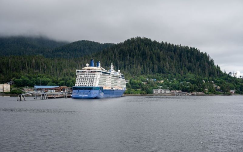 Celebrity Eclipse aangemeerd in Sitka, Alaska