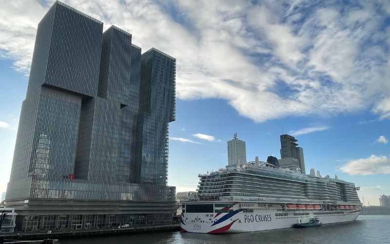 Cruiseschip Iona in Rotterdam