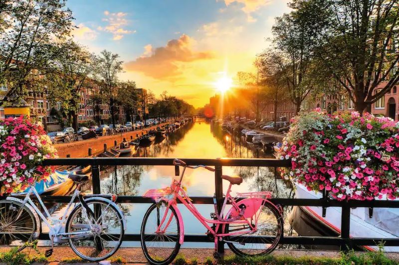 Cruiseschip bij Amsterdam