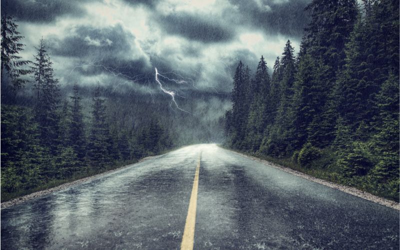 storm met regen en bliksem op straat