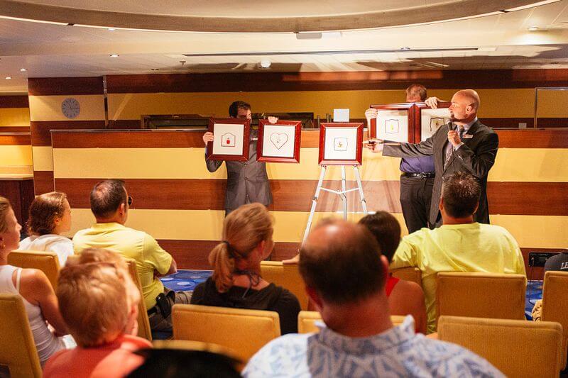 Kunstveiling aan boord van een cruiseschip