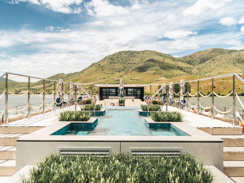 Zwembad op een Riviera Travel riviercruiseschip