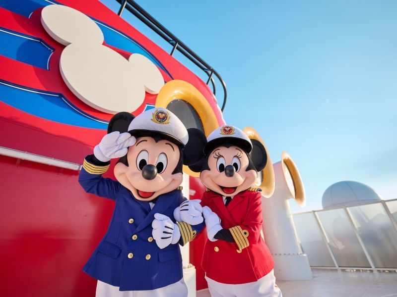 Mickey en Minnie aan boord van Disney Adventure