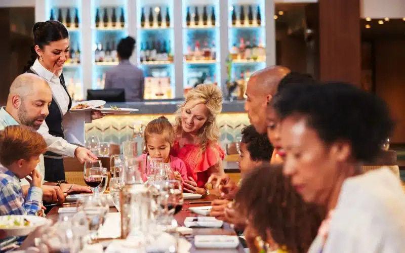 Eetzaal aan boord van Carnival Cruise Line