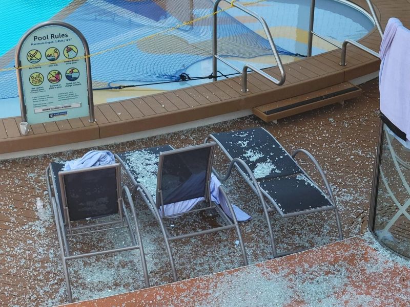 Beschadigd glas in Coastal Kitchen op Symphony of the Seas