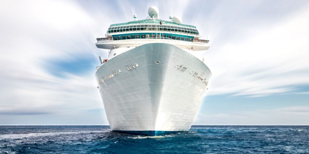 Uitzicht op de boeg van een cruiseschip dat door de oceaan vaart