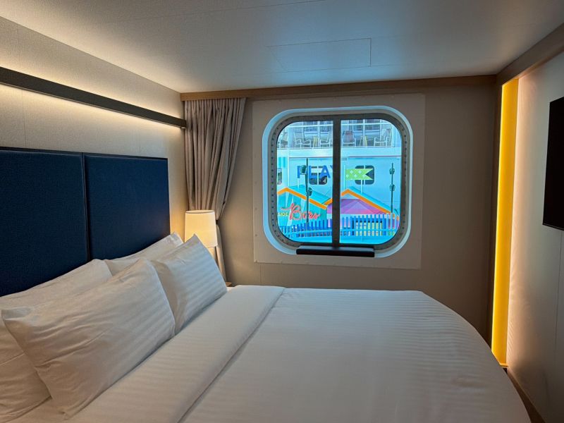 Binnenhut met uitzicht op Surfside op de Legend of the Seas