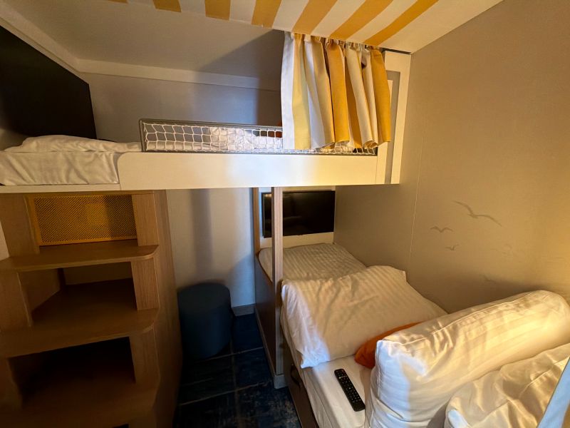Slaapruimte voor kinderen in de Infinite buitenbalkonhut voor gezinnen op de Legend of the Seas