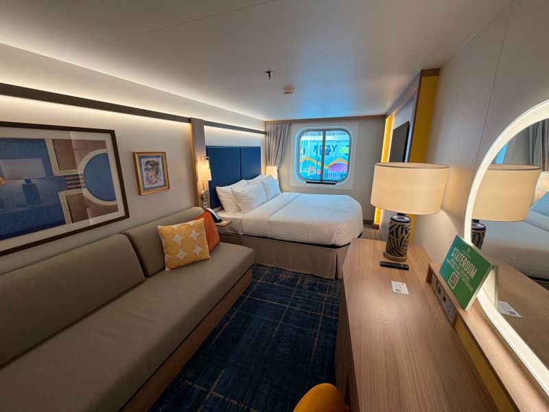 Binnenhut met uitzicht op Surfside op de Legend of the Seas