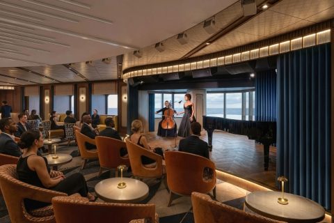 Het podium in de Ocean Bar van de Oosterdam